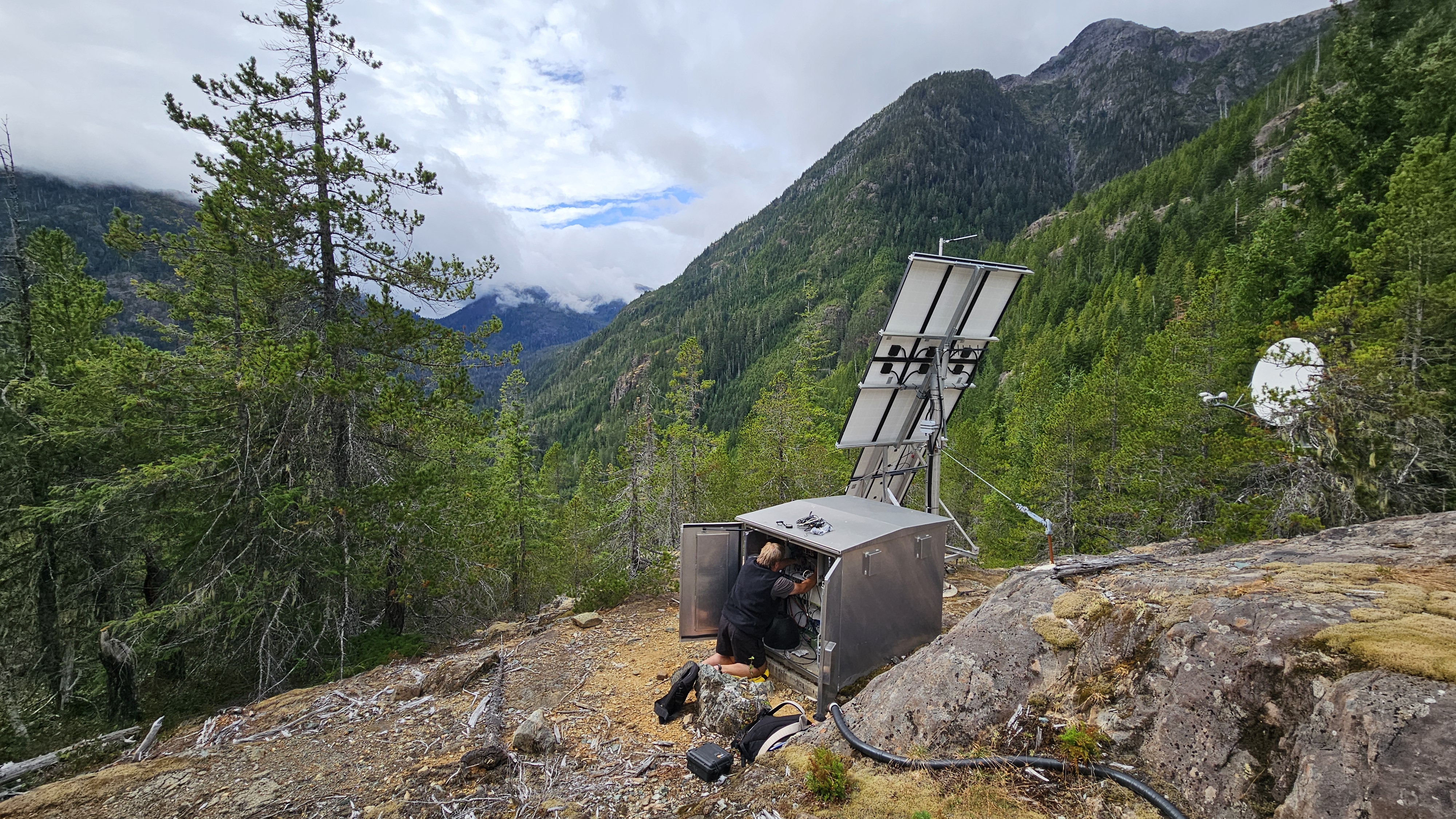 photo d’une station sismique au sommet d’une colline