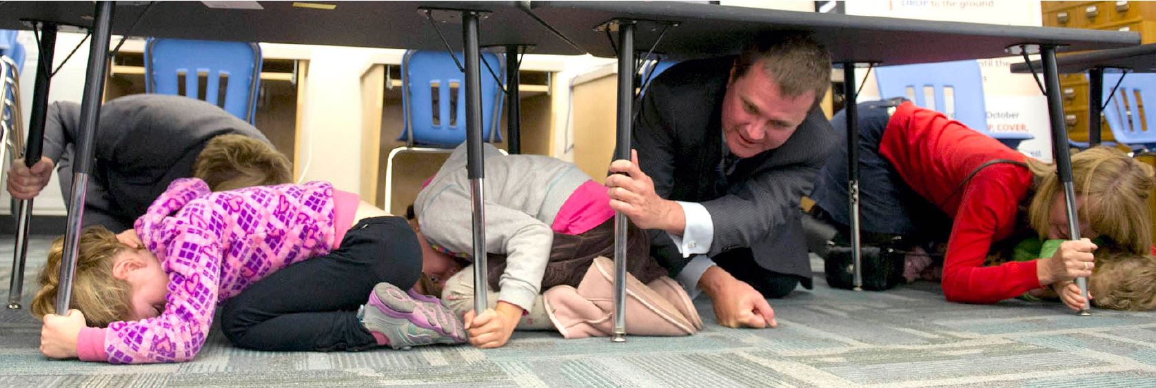 Baissez-vous, Abritez-vous, et Agrippez-vous - école